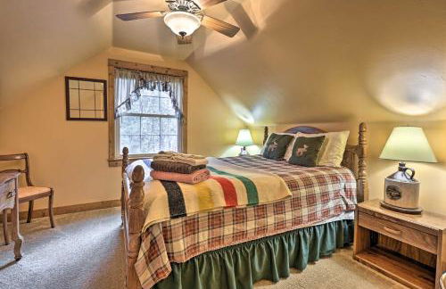 Secluded Birnamwood Cottage with Deck and River Views! - Foto 12