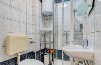 Spacious Rustic 2BR with Terrace & Parking - Foto 26