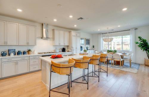 Elegant and Spacious Retreat with Yard in Woodland! - Foto 8