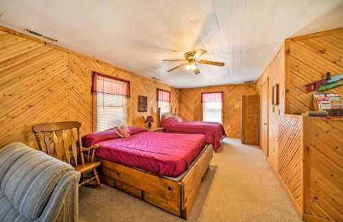 The Burgundy Cabin Iowa Retreat Pond and Fire Pit - Foto 12