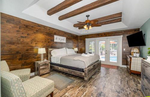 Elegant 4BR Pool Sanctuary - Ideal for Work or Play! - Foto 17