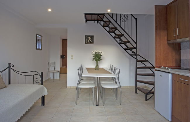 Birds Villa Apartments with Heated Pool - Including Car and Breakfast - Photo 10