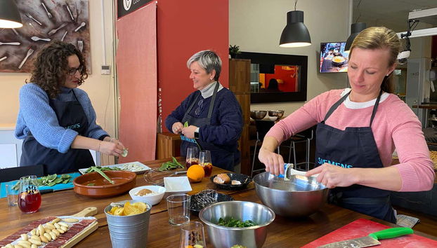 Tagliando gli ingredienti per la paella