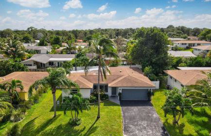 3BR 2BA Heated Pool Home Pool Table Great Location - Foto 27