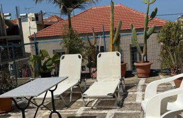 2-Bedroom Blue & White House with Garden and Beach - Foto 9