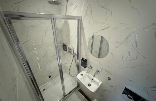 Southgate Luxury Apartments-Jaquzzi Bath-Private Parking- suitable for contractors - Foto 59