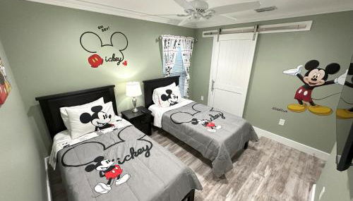 Brand NEW Modern Luxury wPrivate Pool Hot Tub BBQ Home Cinema 2 Miles to Disney - Foto 3