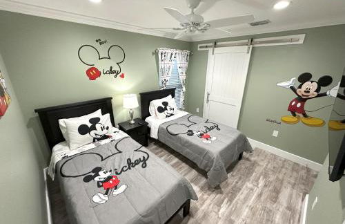 Brand NEW Modern Luxury wPrivate Pool Hot Tub BBQ Home Cinema 2 Miles to Disney - Foto 3