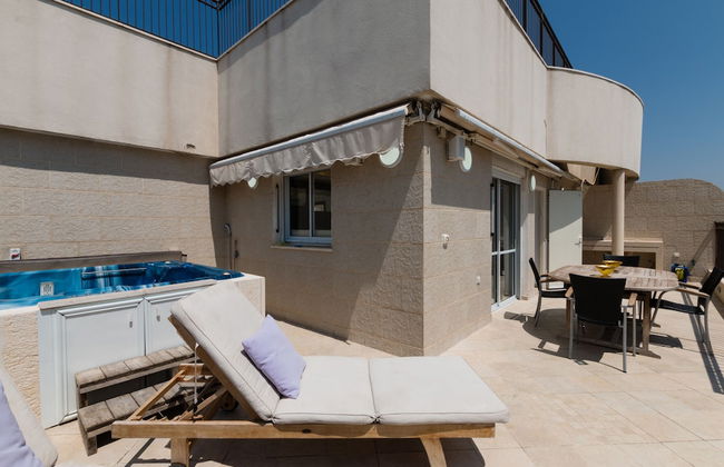 Apartment with Sauna, Hot Tub & Parking - Photo 33