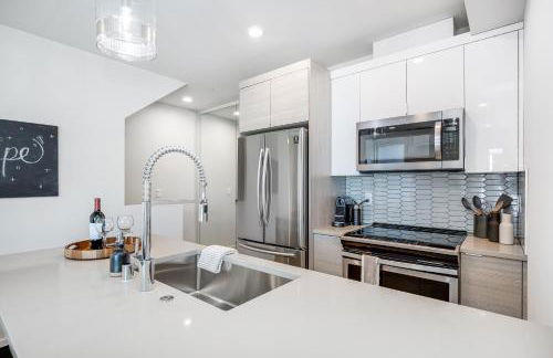 Rooftop Patio with Waterview, Private Garden & Grill 3BR 3BA- Modern Cityscape - Foto 9