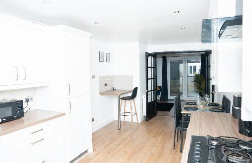 Stylish 3 bed house with free parking - Foto 8