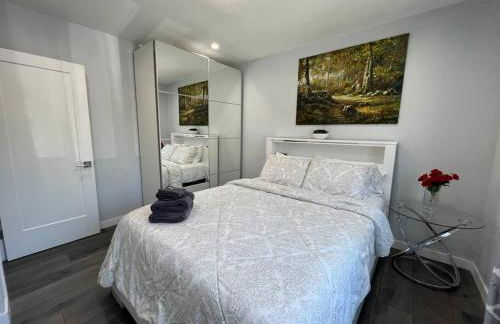 Adorable 2BR-2BA House with EV & Free Parking and Family Friendly in Los Angeles - Photo 32