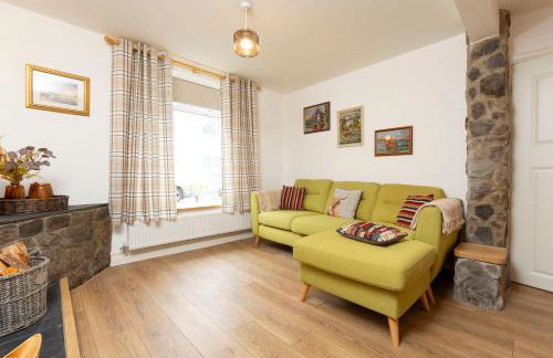 Sleeps 6. Free Wifi. Free Parking central location. - Photo 3