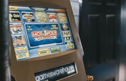 Large 7 Bedroom House for Families and Work Crews Hot Tub Parking Wi-Fi sleeps 17 - Foto 41