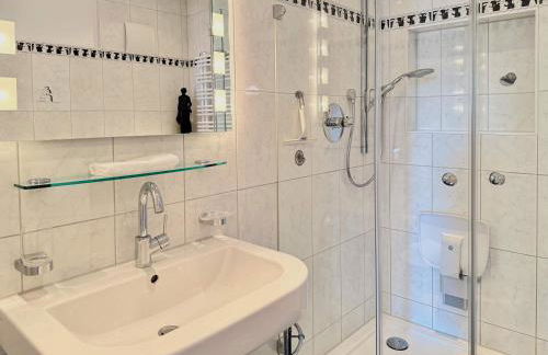 Ferienwohnung Residenz am See - exklusive Wohnung in erster Reihe mit Balkon und Seeblick - Photo 11