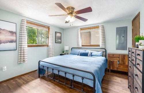 Quaint Loft Cabin w Hot Tub, FirePit, Deck & Grill - Foto 16