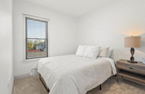 Brick Beauty Downtown, 3BR, Fenced Yard, Garage! - Foto 10