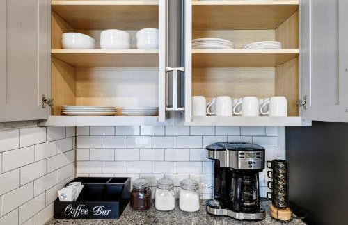 Stylish Hot Tub Retreat BBQ Yard Games WiFi Pets - Foto 15