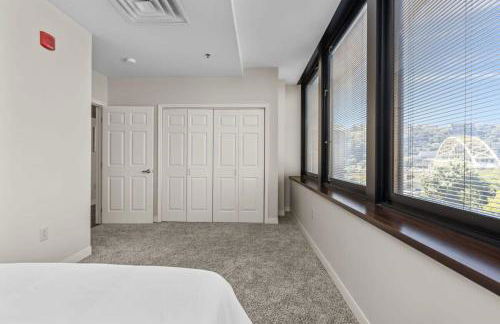 2BR Downtown Apartment with Gym & Deck - Foto 32