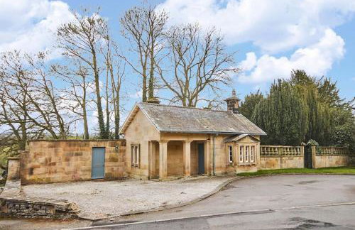 North Lodge - 17th Century Gate Cottage at Hassop Hall - Photo 1