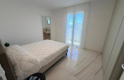 Beach Palace with small swimming pool, private beach, parking - Photo 13