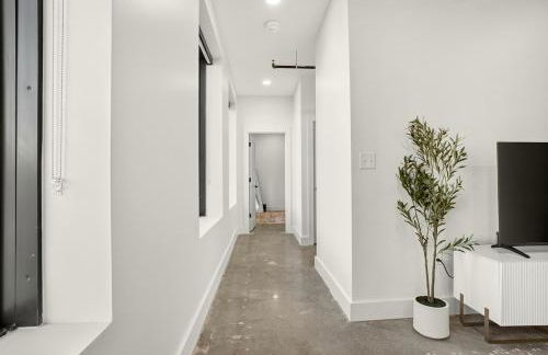 Chic Downtown Tulsa Beacon 2BR Stay - Foto 10