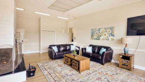 Mountain View and Fire Pit Modern Copperhill Home - Foto 4