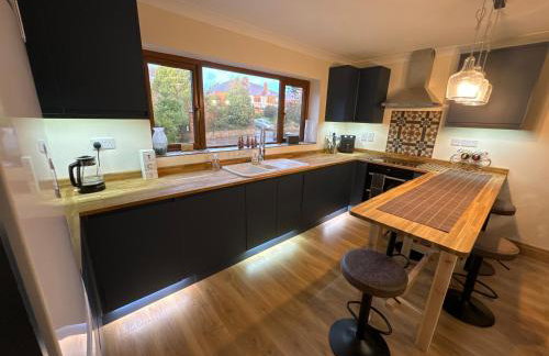 New city flat, 3 x double bed en-suite bedrooms, private kitchen & lounge, free private parking & own workspaces - Foto 11