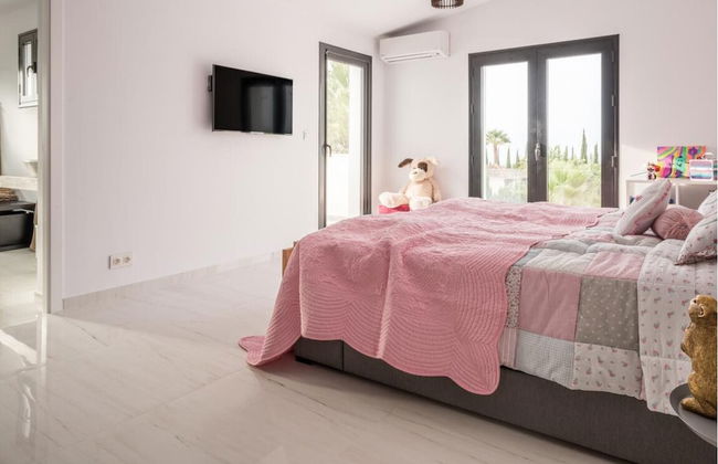 Magnificent And Modern Decorated Villa - Photo 6