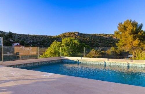 VILLA PHILIPPA - luxurious five-room villa - idyllic location - first row to the sea - spectacular view of the sea bay - unforgettable sunsets - 15 minutes from Supetar ferry port - free parking - private heated pool - Foto 9