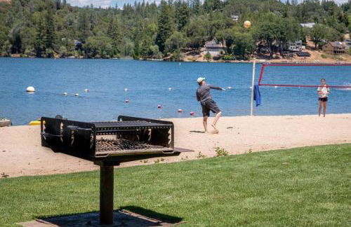 New Luxury 5BR Cabin in Pine Mountain Lake! 1 Minute to Beach! Massage Chair! Close to Yosemite! Perfect for Retreats and Escapes All Seasons! - Foto 13