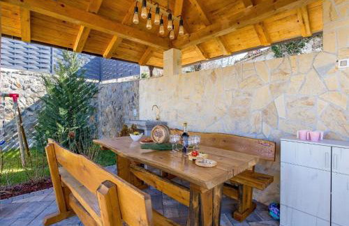 Villa Lemily - Five Bedroom with Swimming Pool - Photo 31