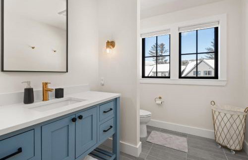 New & Modern Townhouse Close to Skiing, Brand New Hot Tub - Photo 41