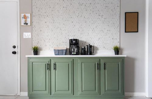 5 Bedroom 2 & 1 half Bath Group Stay Fun Design in Quiet Neighborhood - Foto 13