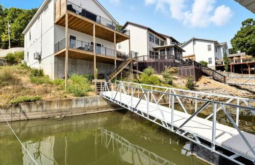 Expansive Deck, Private Dock, Boat Slip and Stunning Views - Foto 1