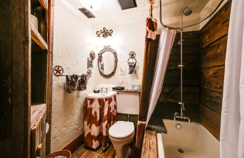 Western-Themed Decatur Studio on Main Street! - Foto 18