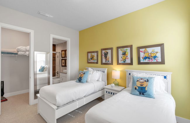 Elegant Townhome Near Disney â Private Suites! 4 Bedroom Townhouse by RedAwning - Photo 6