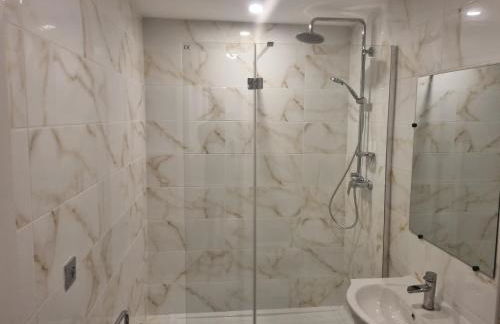 F2 ou F3 ,appartement climatisé neuf, magnifique vue sur mer et aéroport, proche tram et gare sncf 1 min,aéroport 3 minutes, 3 rooms, new AC apartment, magnificent sea and airport views, close to tram and SNCF train station 1 min, airport 3 min - Foto 13