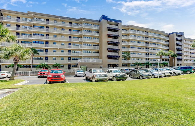 Tastefully Decorated Condo with Scenic Beach Views by RedAwning - Foto 52