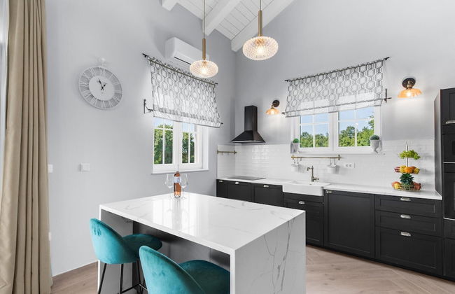 Modern Villa With Swimming Pool and Fenced Garden - Photo 6