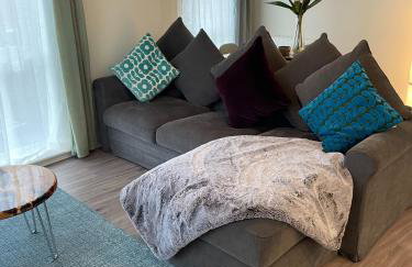 Number 10 Stunning Apartment, Fantastic Location! - Photo 4