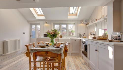 The Flints - Photo 2