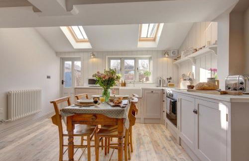 The Flints - Photo 2