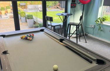 Large stylish home with Games room 5 bedroom sleeps 11 free WiFi and parking - Foto 2