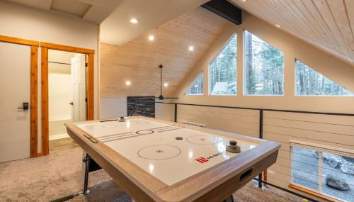 Lux Chalet with Air Hockey, Hot Tub, & Fire Place - Foto 5, Game Room
