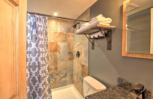 Slopeside Burke Mountain Condo with Fireplace! - Foto 11