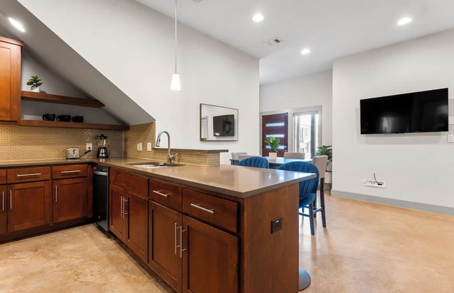 Chic & Homey 3BR Close to Downtown - Photo 8