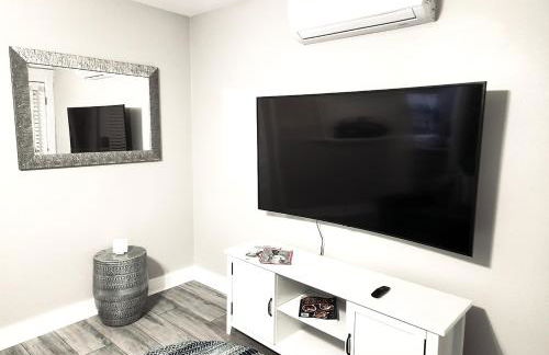 Beautiful Guesthouse, Sleeps 4 - Kitchen, Private Laundry, AC, Parking, 65' TV, Close to Stores, Restaurants & Beach - Foto 2