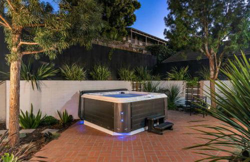 Pacific Perfection - Ocean Views Jacuzzi Walk to Beach and Dining - Photo 10