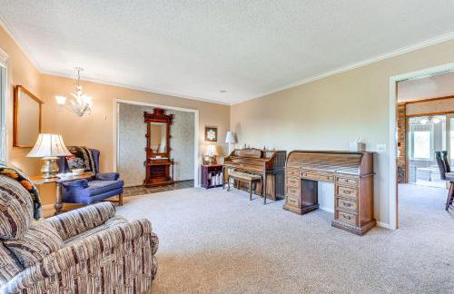 Spacious Mount Pleasant Home with Grill and Yard! - Foto 12